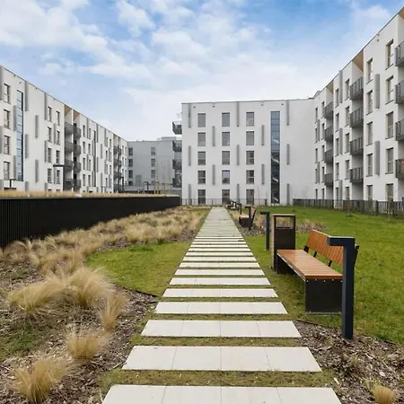 Beautiful In With Garden, Air Conditioning, Parking And Desk By Renters Prestige *