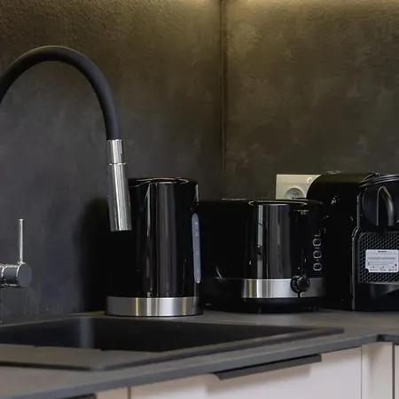 Beautiful In With Garden, Air Conditioning, Parking And Desk By Renters Prestige Apartment *