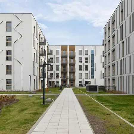 Beautiful In With Garden, Air Conditioning, Parking And Desk By Renters Prestige