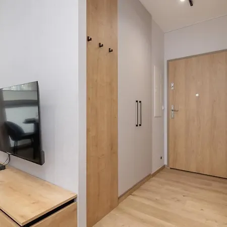 Beautiful In With Garden, Air Conditioning, Parking And Desk By Renters Prestige *