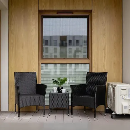 Beautiful In With Garden, Air Conditioning, Parking And Desk By Renters Prestige