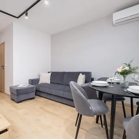 Beautiful In With Garden, Air Conditioning, Parking And Desk By Renters Prestige *